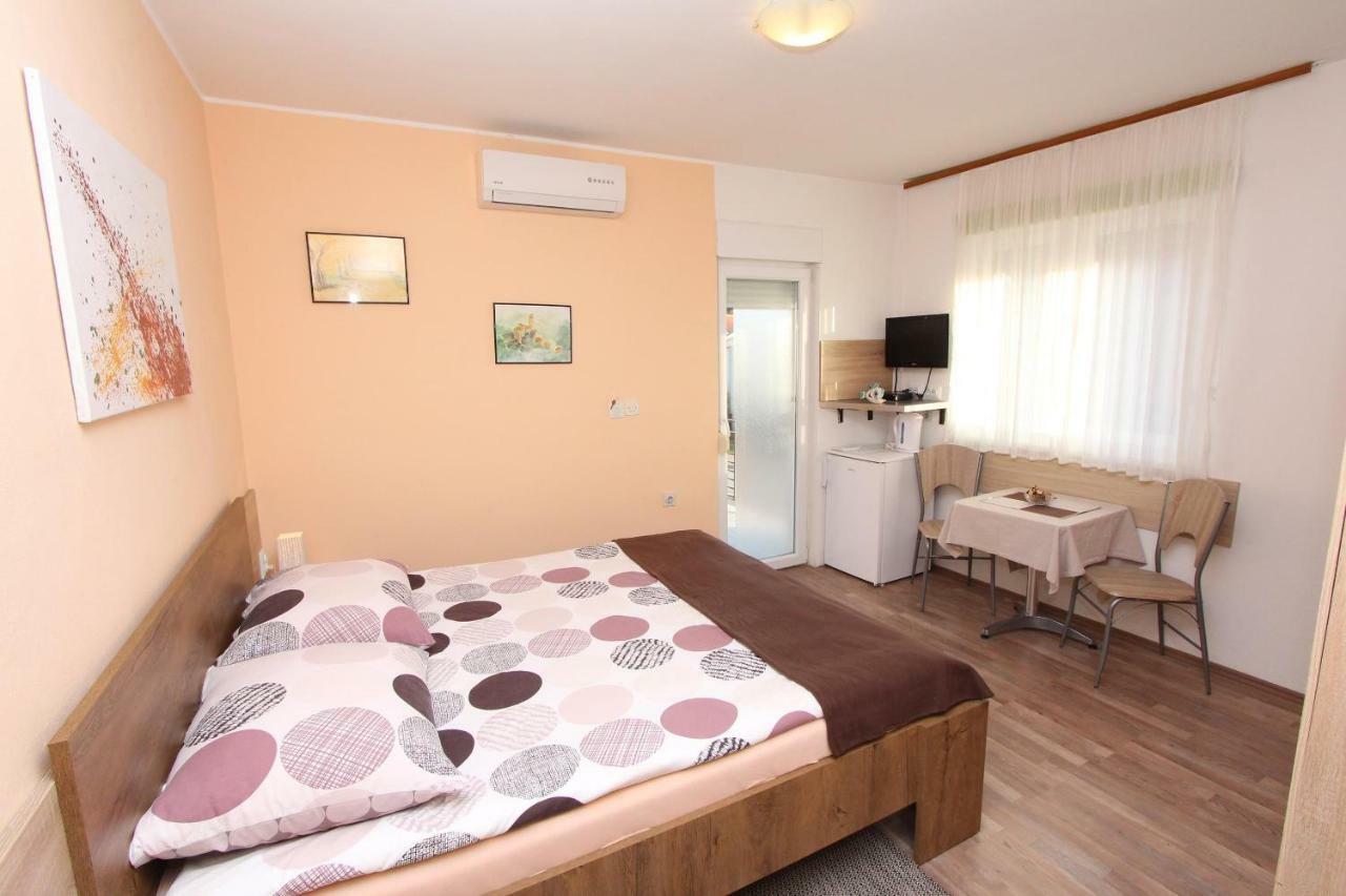 Apartments And Room Eva روفينج المظهر الخارجي الصورة